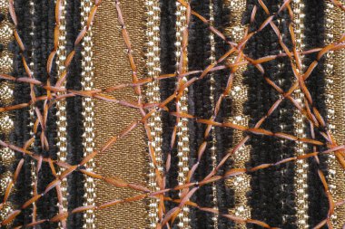 Dekor için yoğun mobilya kumaşları üzerine güzel bir süs olarak zig-zag dikiş.