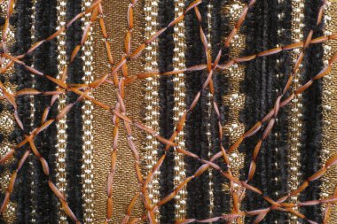 Dekor için yoğun mobilya kumaşları üzerine güzel bir süs olarak zig-zag dikiş.