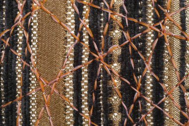 Dekor için yoğun mobilya kumaşları üzerine güzel bir süs olarak zig-zag dikiş.