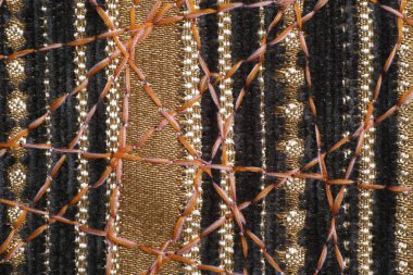 Dekor için yoğun mobilya kumaşları üzerine güzel bir süs olarak zig-zag dikiş.