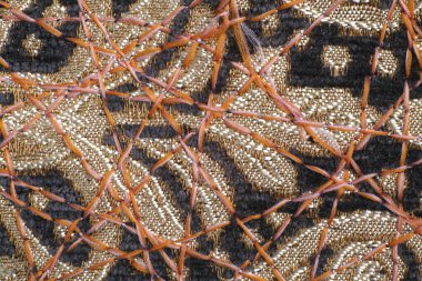 Dekor için yoğun mobilya kumaşları üzerine güzel bir süs olarak zig-zag dikiş.