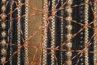 Dekor için yoğun mobilya kumaşları üzerine güzel bir süs olarak zig-zag dikiş.