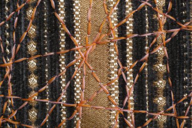 Dekor için yoğun mobilya kumaşları üzerine güzel bir süs olarak zig-zag dikiş.