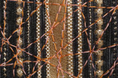 Dekor için yoğun mobilya kumaşları üzerine güzel bir süs olarak zig-zag dikiş.