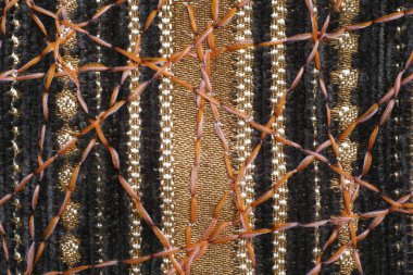 Dekor için yoğun mobilya kumaşları üzerine güzel bir süs olarak zig-zag dikiş.