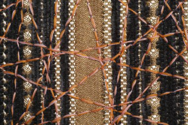 Dekor için yoğun mobilya kumaşları üzerine güzel bir süs olarak zig-zag dikiş.