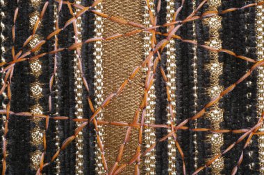 Dekor için yoğun mobilya kumaşları üzerine güzel bir süs olarak zig-zag dikiş.