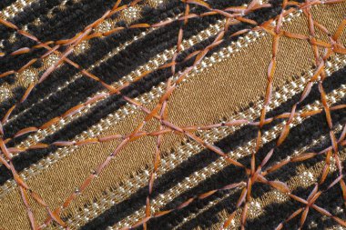 Dekor için yoğun mobilya kumaşları üzerine güzel bir süs olarak zig-zag dikiş.