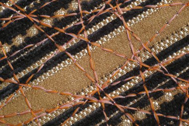 Dekor için yoğun mobilya kumaşları üzerine güzel bir süs olarak zig-zag dikiş.