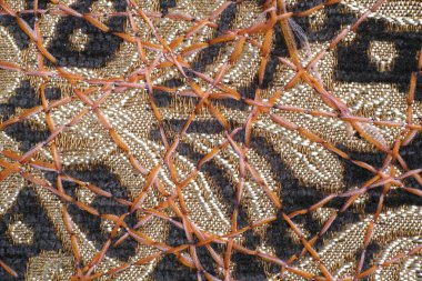 Dekor için yoğun mobilya kumaşları üzerine güzel bir süs olarak zig-zag dikiş.