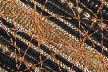 Dekor için yoğun mobilya kumaşları üzerine güzel bir süs olarak zig-zag dikiş.