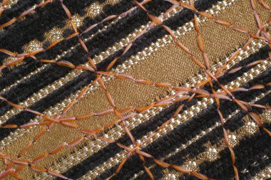 Dekor için yoğun mobilya kumaşları üzerine güzel bir süs olarak zig-zag dikiş.