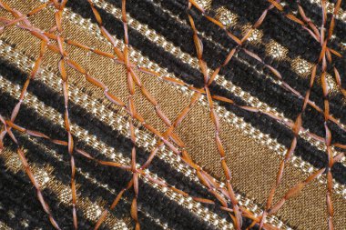 Dekor için yoğun mobilya kumaşları üzerine güzel bir süs olarak zig-zag dikiş.