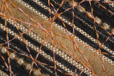 Dekor için yoğun mobilya kumaşları üzerine güzel bir süs olarak zig-zag dikiş.