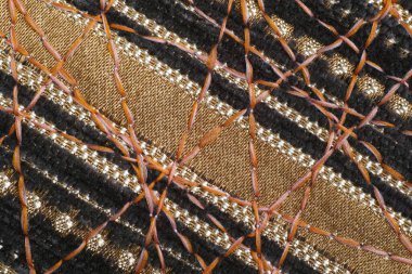 Dekor için yoğun mobilya kumaşları üzerine güzel bir süs olarak zig-zag dikiş.