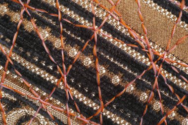 Dekor için yoğun mobilya kumaşları üzerine güzel bir süs olarak zig-zag dikiş.