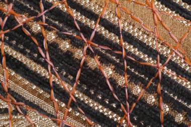 Dekor için yoğun mobilya kumaşları üzerine güzel bir süs olarak zig-zag dikiş.