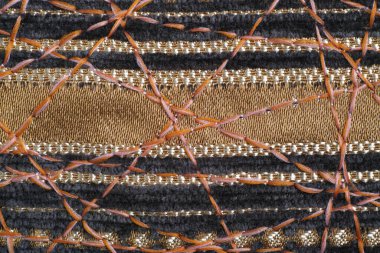 Dekor için yoğun mobilya kumaşları üzerine güzel bir süs olarak zig-zag dikiş.