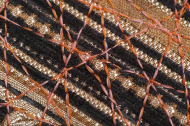 Dekor için yoğun mobilya kumaşları üzerine güzel bir süs olarak zig-zag dikiş.