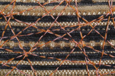 Dekor için yoğun mobilya kumaşları üzerine güzel bir süs olarak zig-zag dikiş.