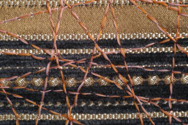 Dekor için yoğun mobilya kumaşları üzerine güzel bir süs olarak zig-zag dikiş.