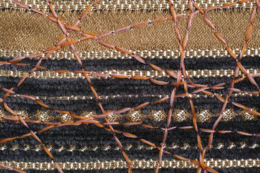 Dekor için yoğun mobilya kumaşları üzerine güzel bir süs olarak zig-zag dikiş.