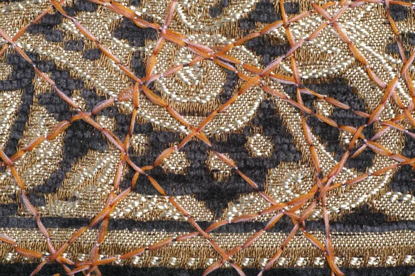 Dekor için yoğun mobilya kumaşları üzerine güzel bir süs olarak zig-zag dikiş.