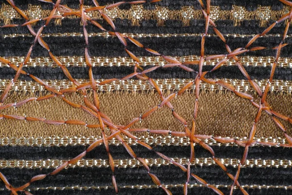 Dekor için yoğun mobilya kumaşları üzerine güzel bir süs olarak zig-zag dikiş.