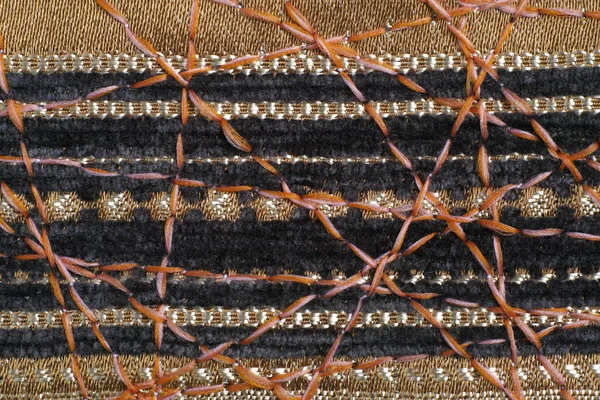 Dekor için yoğun mobilya kumaşları üzerine güzel bir süs olarak zig-zag dikiş.