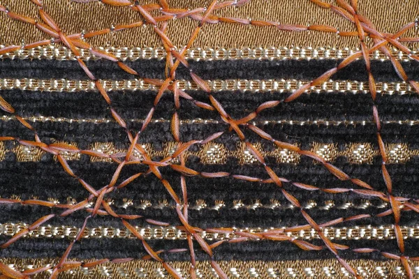 Dekor için yoğun mobilya kumaşları üzerine güzel bir süs olarak zig-zag dikiş.