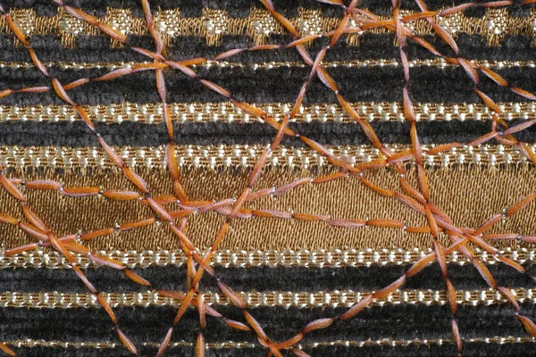 Dekor için yoğun mobilya kumaşları üzerine güzel bir süs olarak zig-zag dikiş.