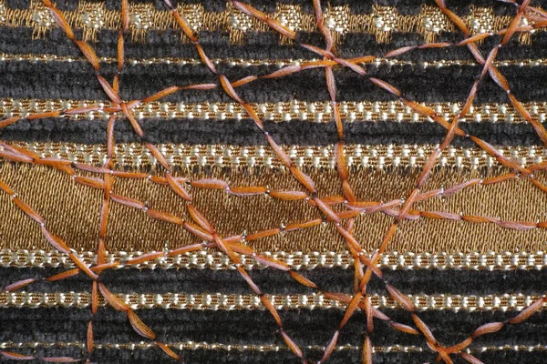 Dekor için yoğun mobilya kumaşları üzerine güzel bir süs olarak zig-zag dikiş.