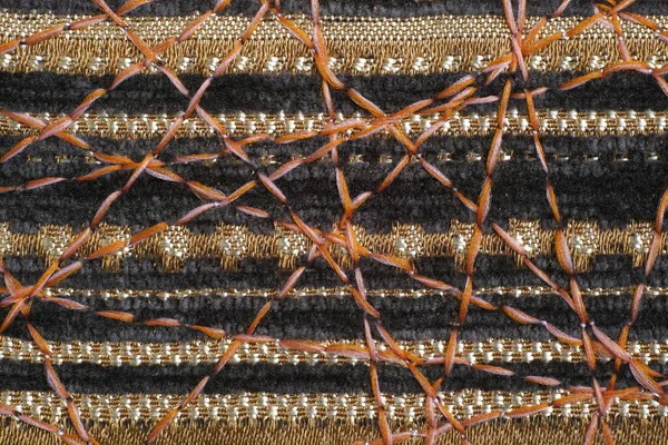 Dekor için yoğun mobilya kumaşları üzerine güzel bir süs olarak zig-zag dikiş.