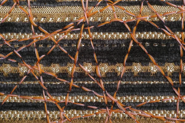 Dekor için yoğun mobilya kumaşları üzerine güzel bir süs olarak zig-zag dikiş.