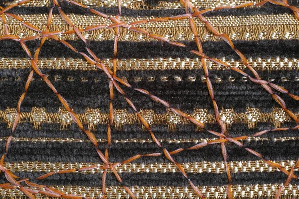 Dekor için yoğun mobilya kumaşları üzerine güzel bir süs olarak zig-zag dikiş.