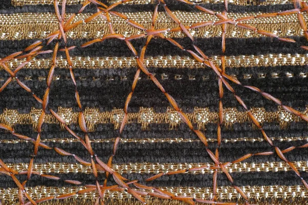 Dekor için yoğun mobilya kumaşları üzerine güzel bir süs olarak zig-zag dikiş.