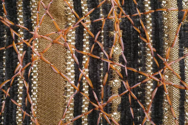 Dekor için yoğun mobilya kumaşları üzerine güzel bir süs olarak zig-zag dikiş.