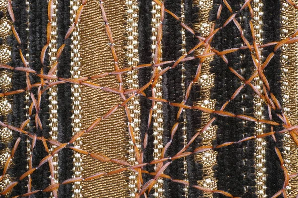 Dekor için yoğun mobilya kumaşları üzerine güzel bir süs olarak zig-zag dikiş.