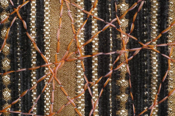 Dekor için yoğun mobilya kumaşları üzerine güzel bir süs olarak zig-zag dikiş.