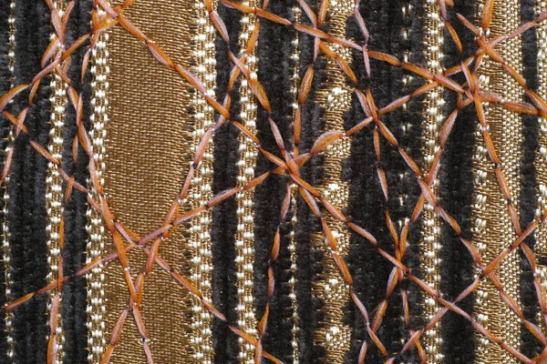 Dekor için yoğun mobilya kumaşları üzerine güzel bir süs olarak zig-zag dikiş.