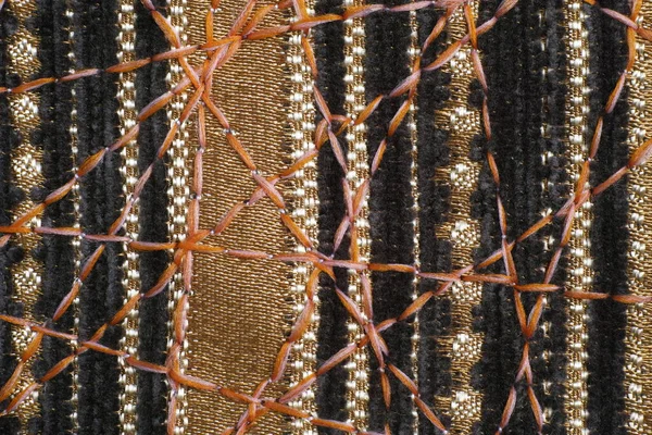 Dekor için yoğun mobilya kumaşları üzerine güzel bir süs olarak zig-zag dikiş.