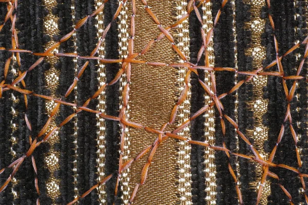 Dekor için yoğun mobilya kumaşları üzerine güzel bir süs olarak zig-zag dikiş.