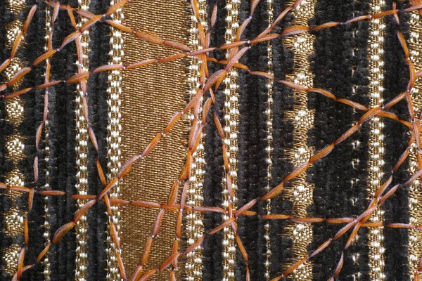 Dekor için yoğun mobilya kumaşları üzerine güzel bir süs olarak zig-zag dikiş.