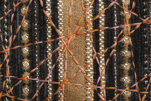 Dekor için yoğun mobilya kumaşları üzerine güzel bir süs olarak zig-zag dikiş.