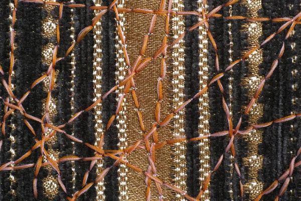 Dekor için yoğun mobilya kumaşları üzerine güzel bir süs olarak zig-zag dikiş.