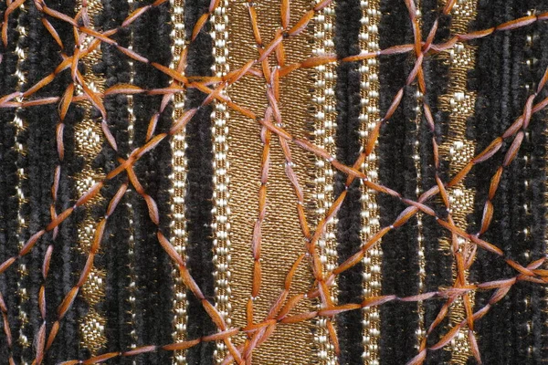 Dekor için yoğun mobilya kumaşları üzerine güzel bir süs olarak zig-zag dikiş.