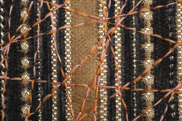 Dekor için yoğun mobilya kumaşları üzerine güzel bir süs olarak zig-zag dikiş.