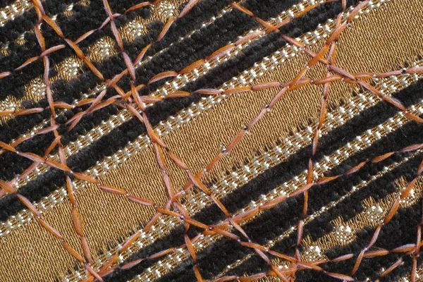 Dekor için yoğun mobilya kumaşları üzerine güzel bir süs olarak zig-zag dikiş.