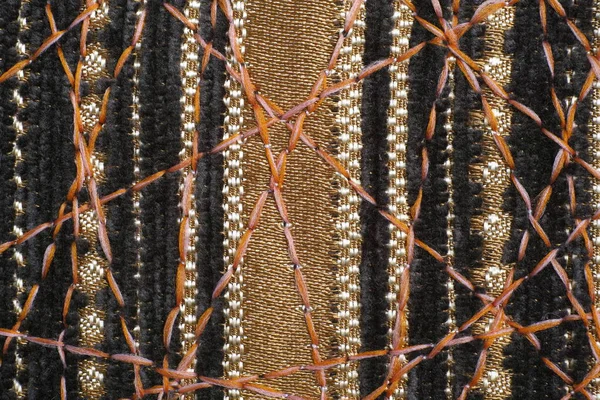 Dekor için yoğun mobilya kumaşları üzerine güzel bir süs olarak zig-zag dikiş.