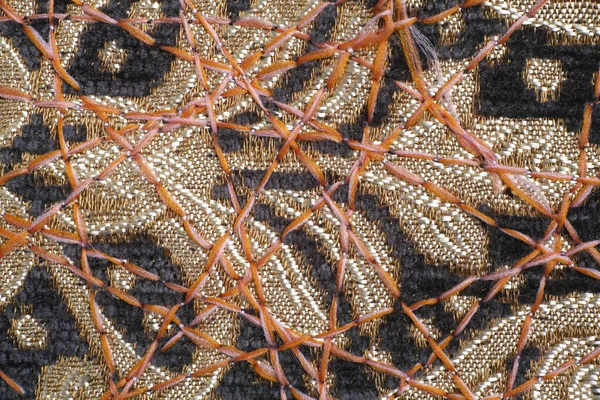 Dekor için yoğun mobilya kumaşları üzerine güzel bir süs olarak zig-zag dikiş.